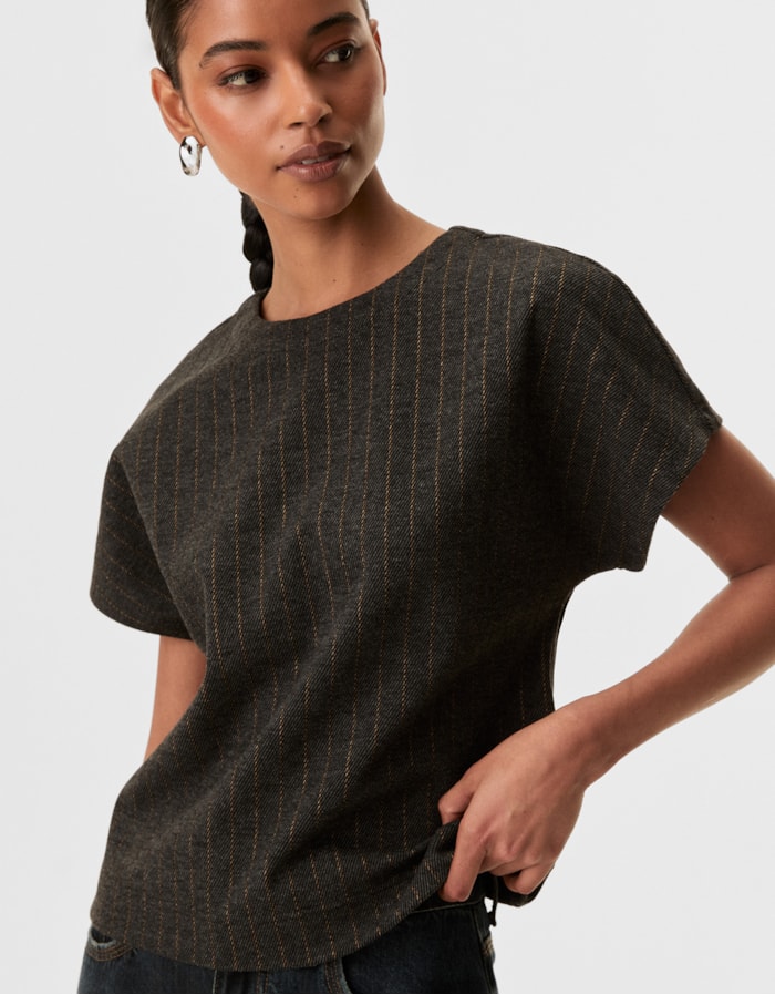 Shoulder — Blusa 360 Manga Curta Risca de Giz