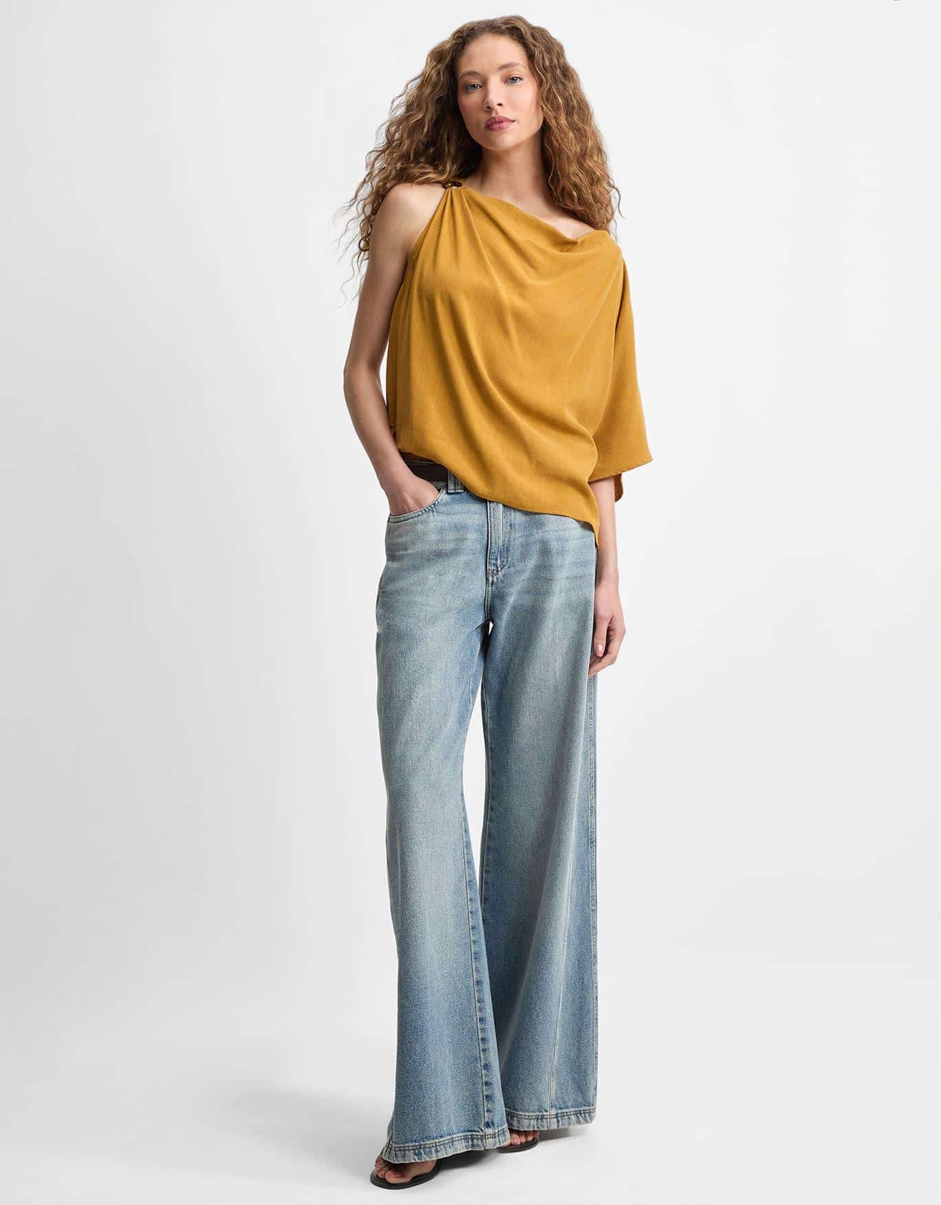 Blusa Assimétrica Com Detalhe Alça