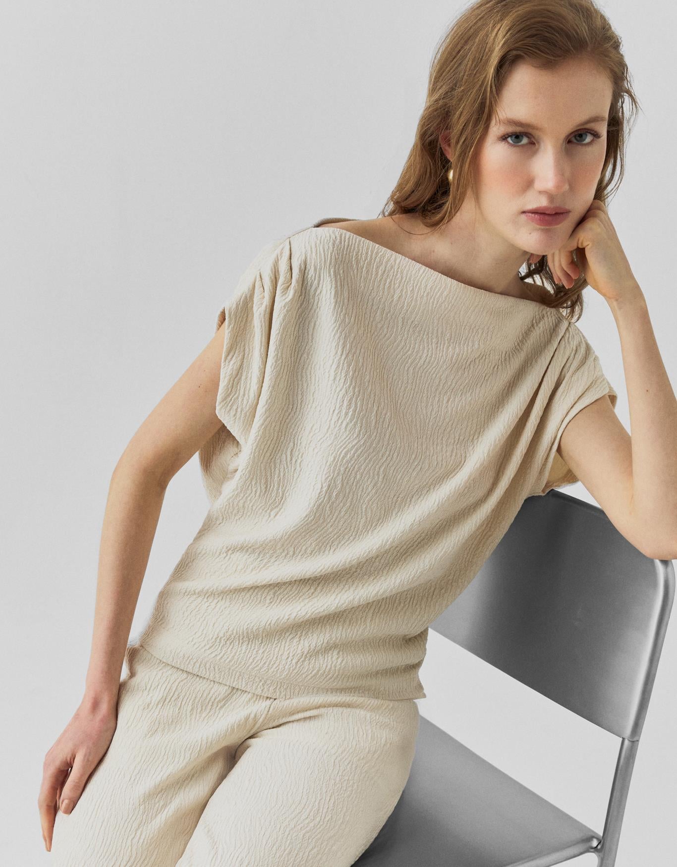 Blusa Malha Decote Assimetrico