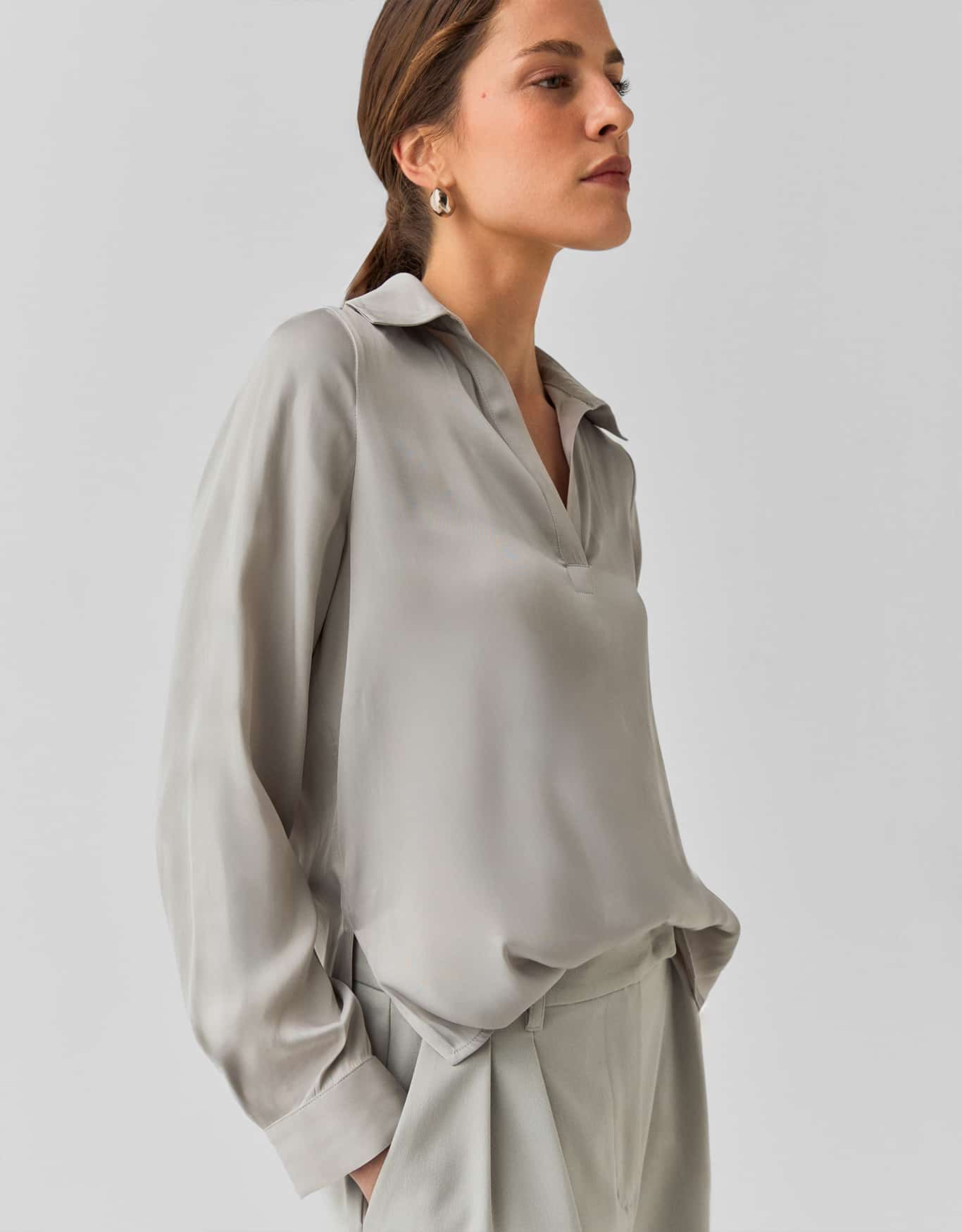 Blusa Meia Vista Acetinada Cinza