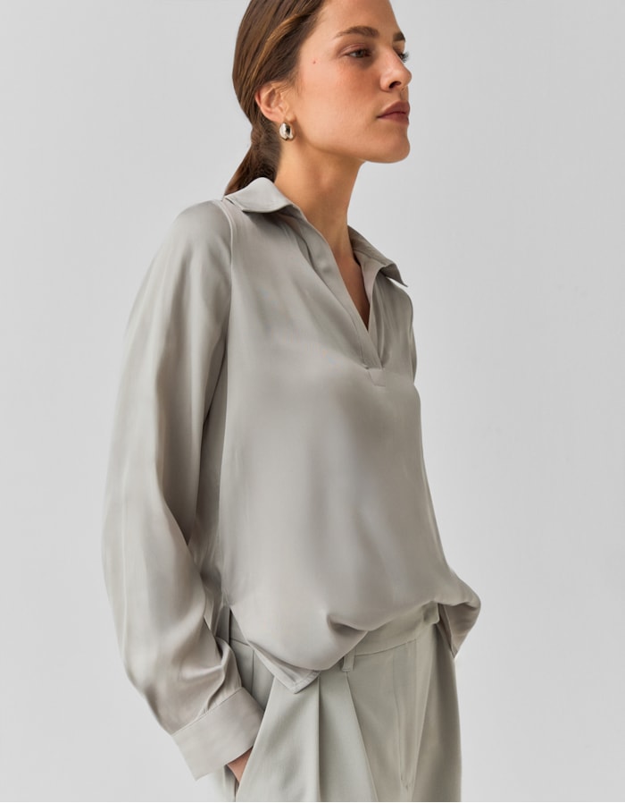 Shoulder — Blusa Meia Vista Acetinada Cinza