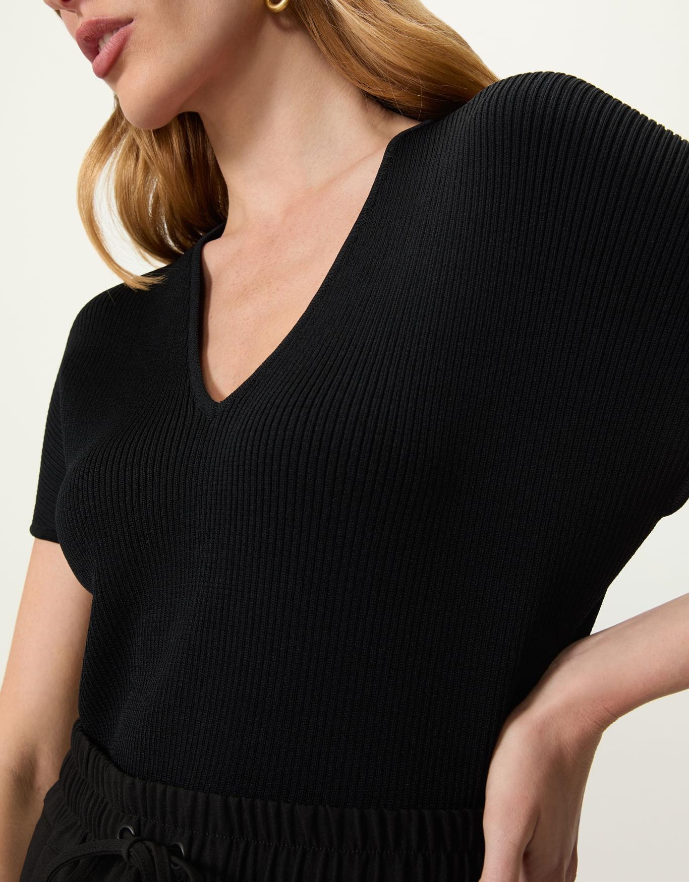Blusa Tricot Canelada Decote v Preta