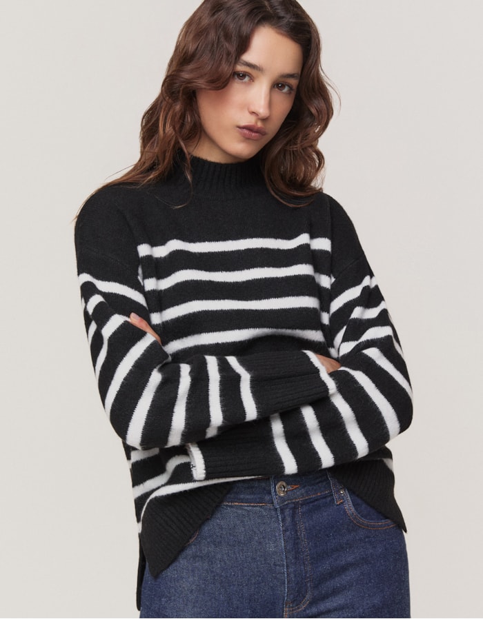 Shoulder — Blusa Tricot Listrada Gola Alta Preta