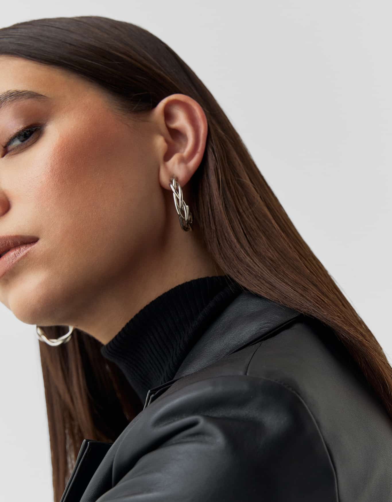 Brinco Curto Argola Trançada