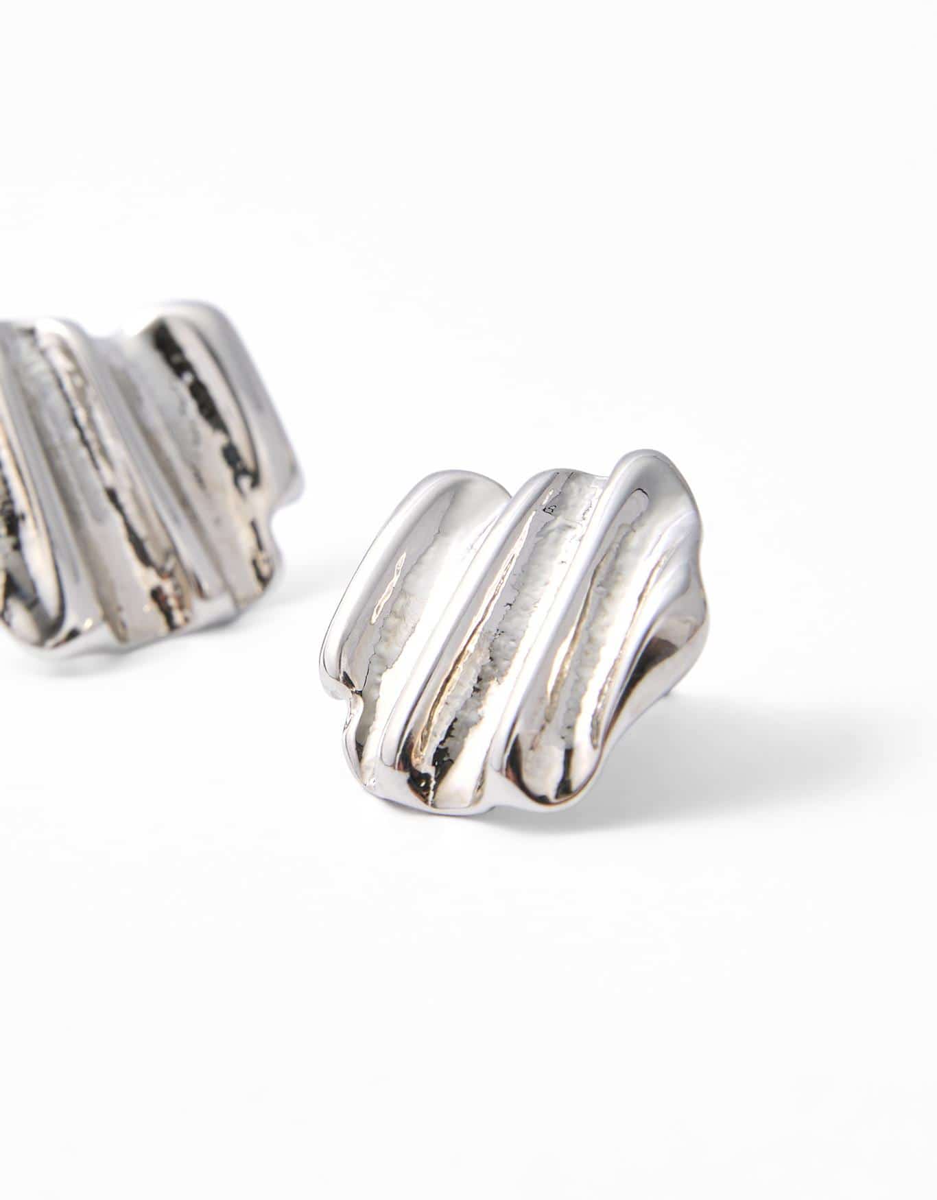 Brinco Curto Elos Texturizados