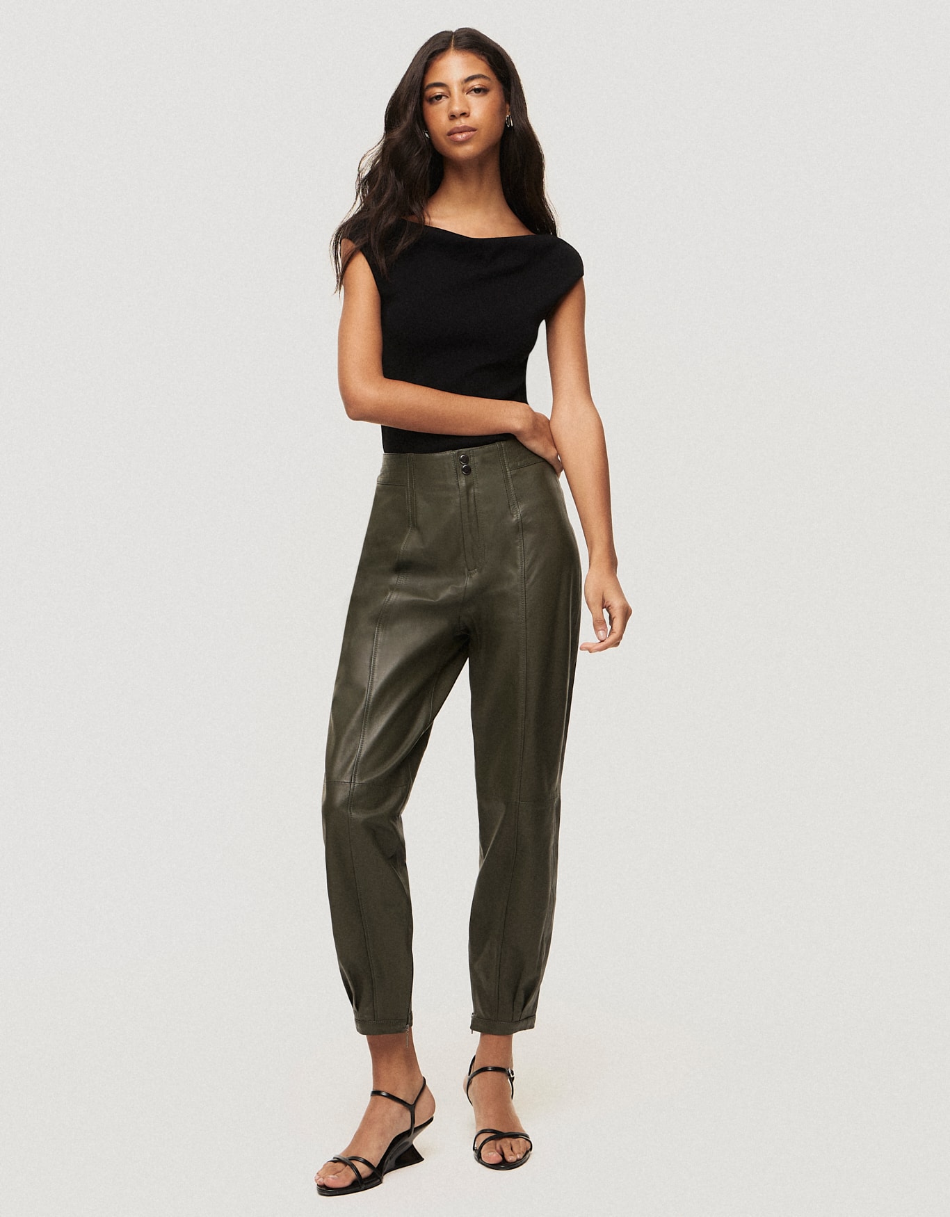 Calça Carrot Pespontos Couro