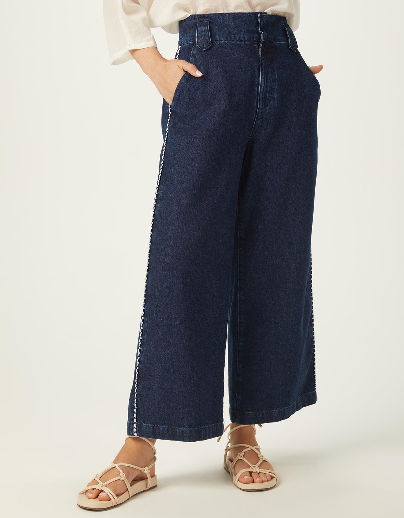 Calça Jeans Pantacourt com Aplicação Lat