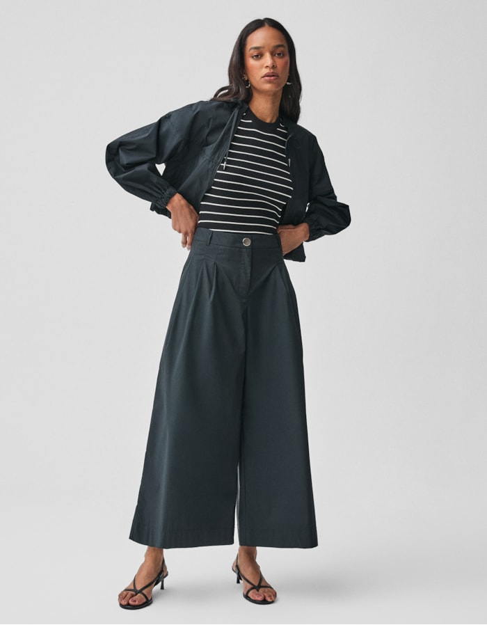 Shoulder — Calça Pantacourt Pregas Preta