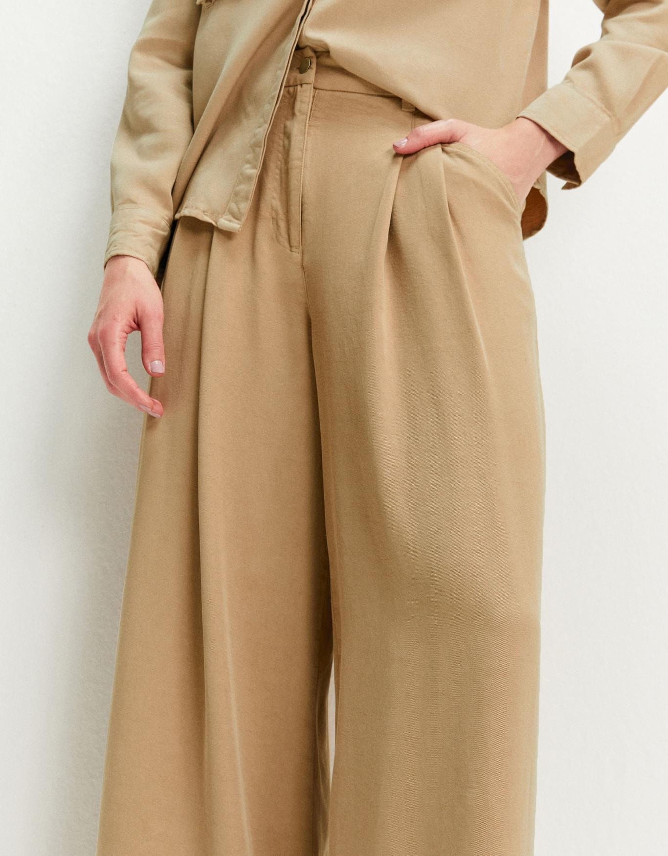 Calça Pantalona Com Pregas Liocel
