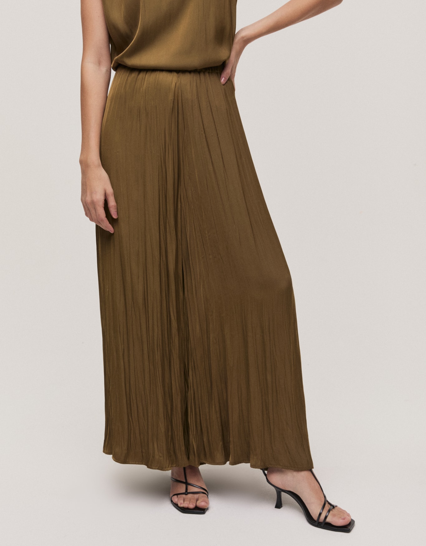 Calça Plissada Acetinada