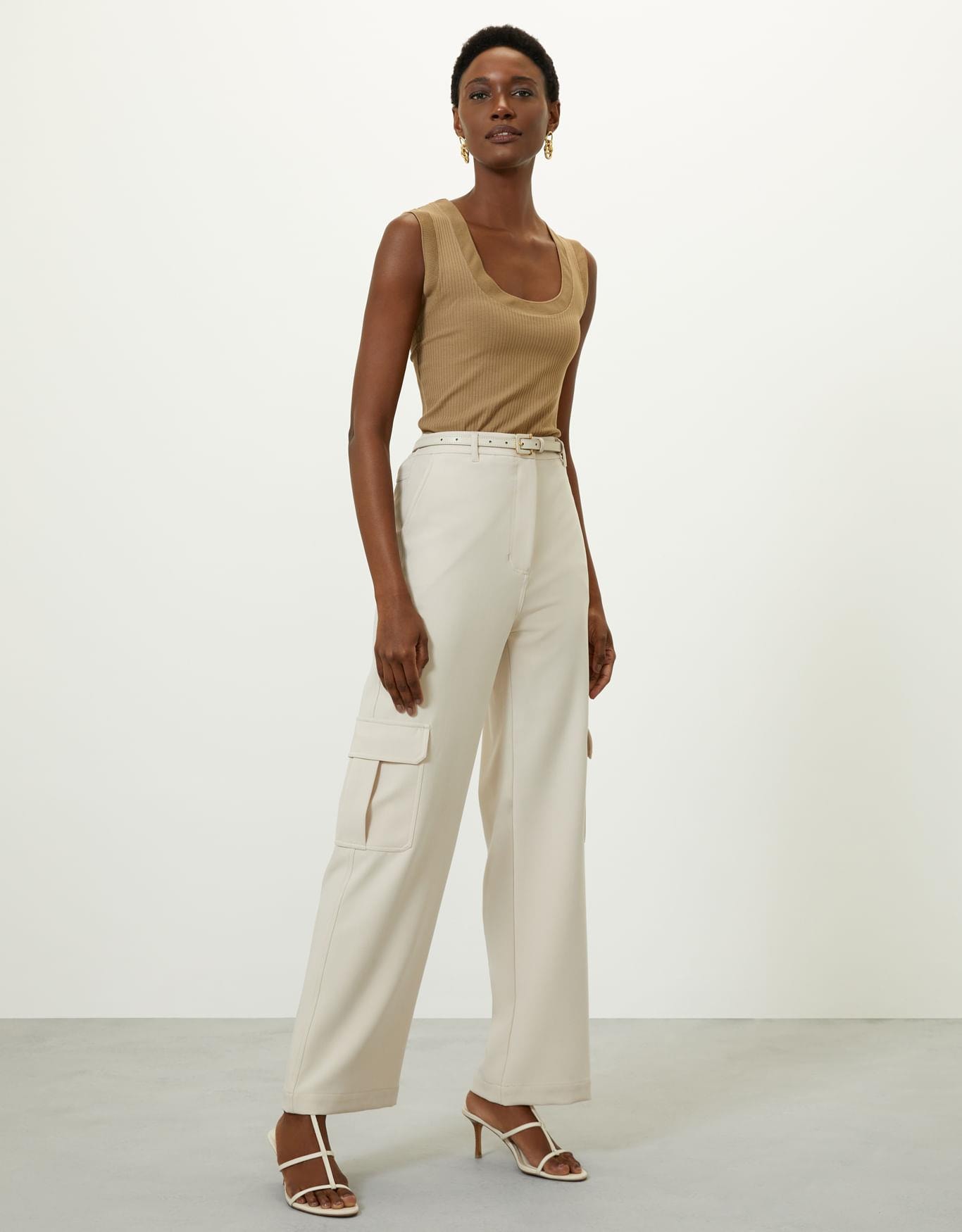 Calça Reta Bolsos Cargos Areia