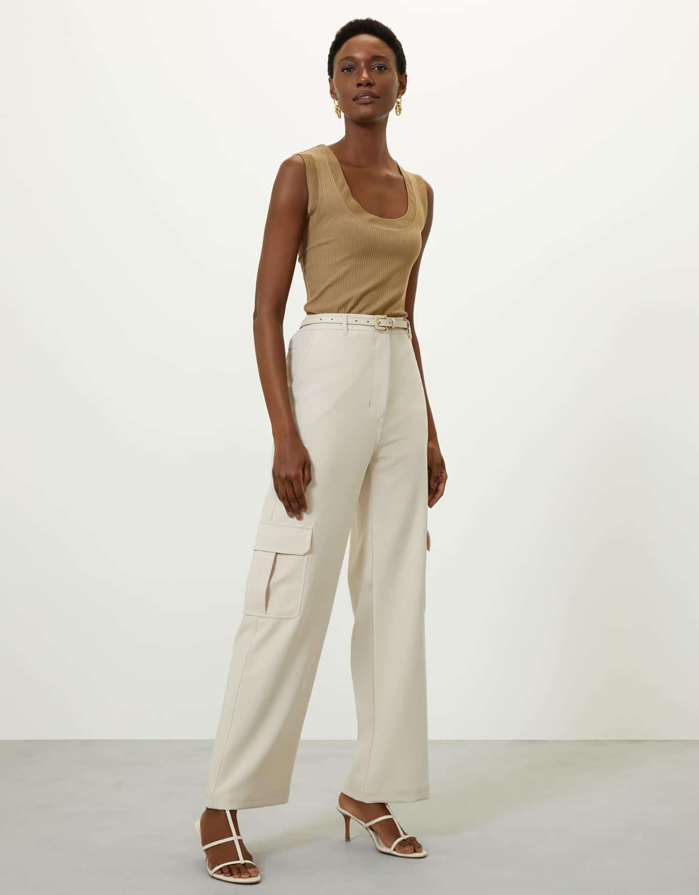 Calça Reta Bolsos Cargos Areia