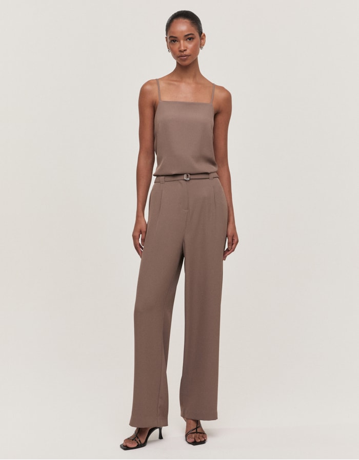Shoulder — Calça Reta com Cinto Cinza Queimado