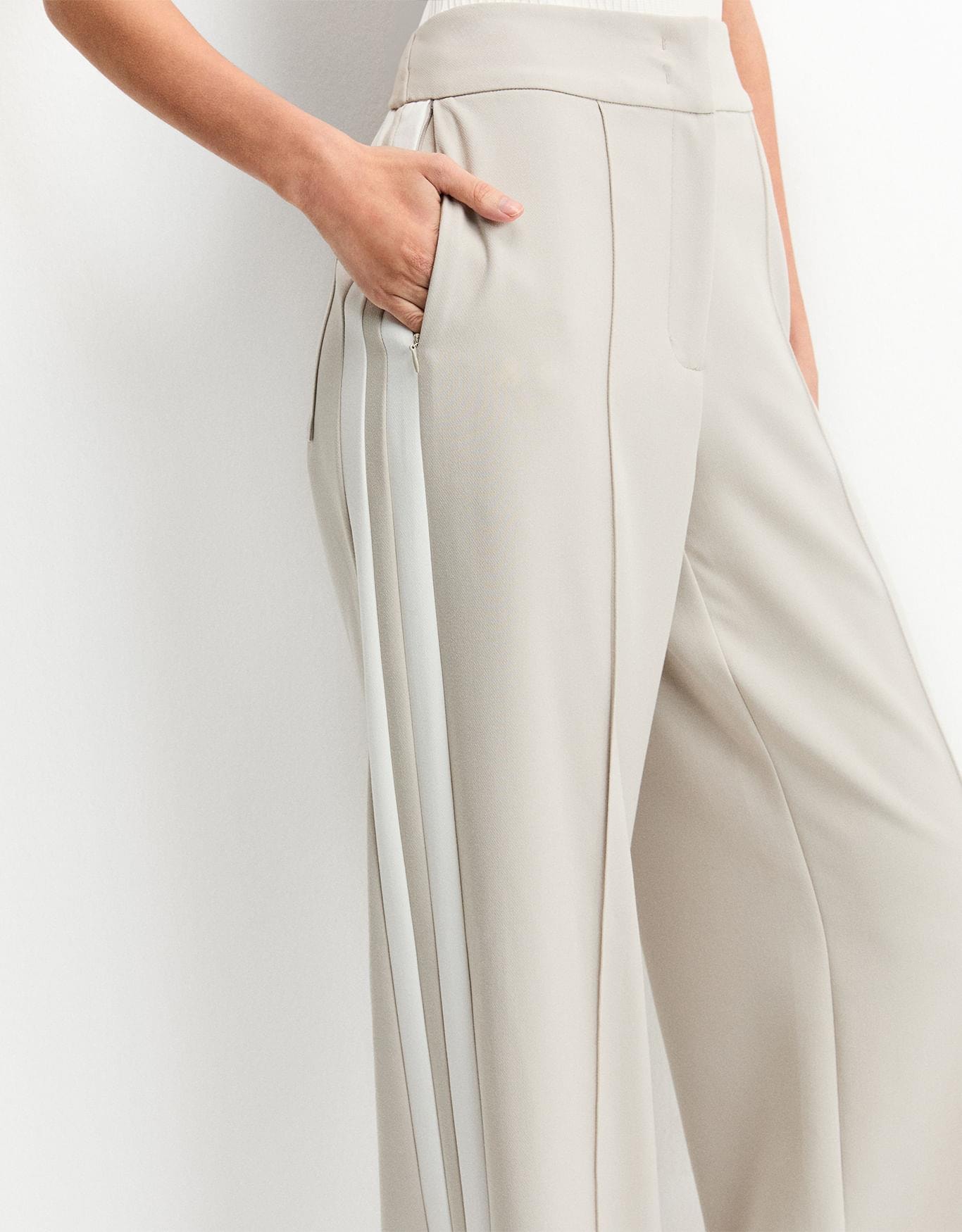 Calça Reta Detalhe Lateral