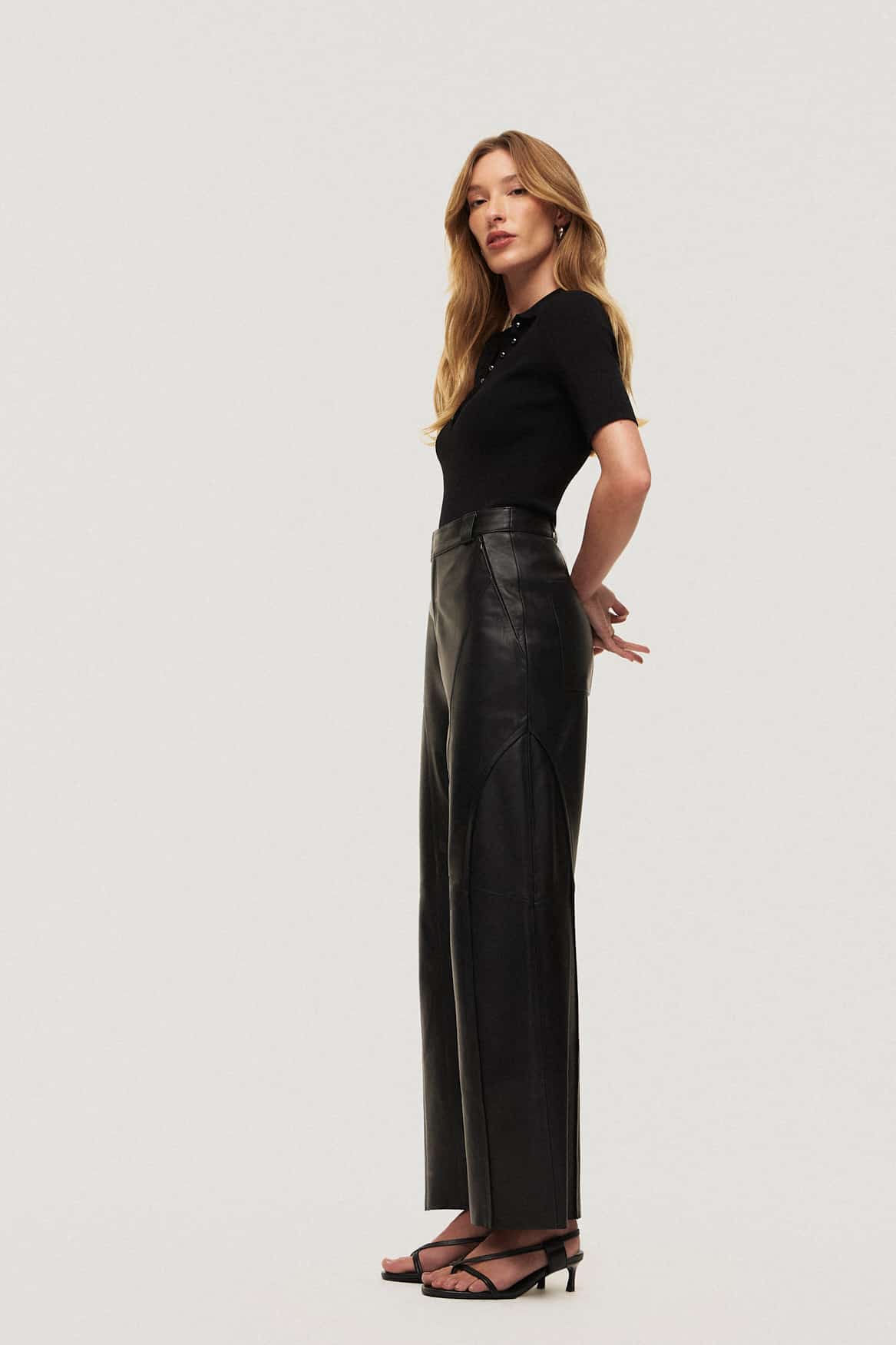 Calça Reta Recortes Couro