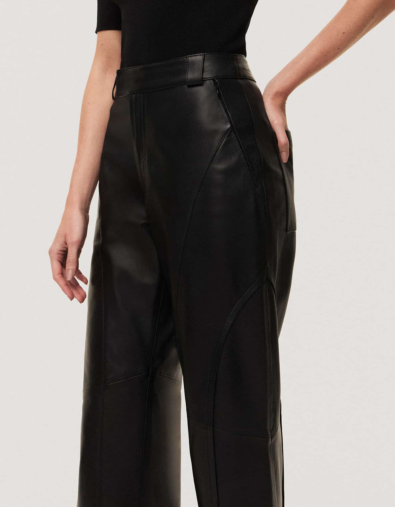 Calça Reta Recortes Couro