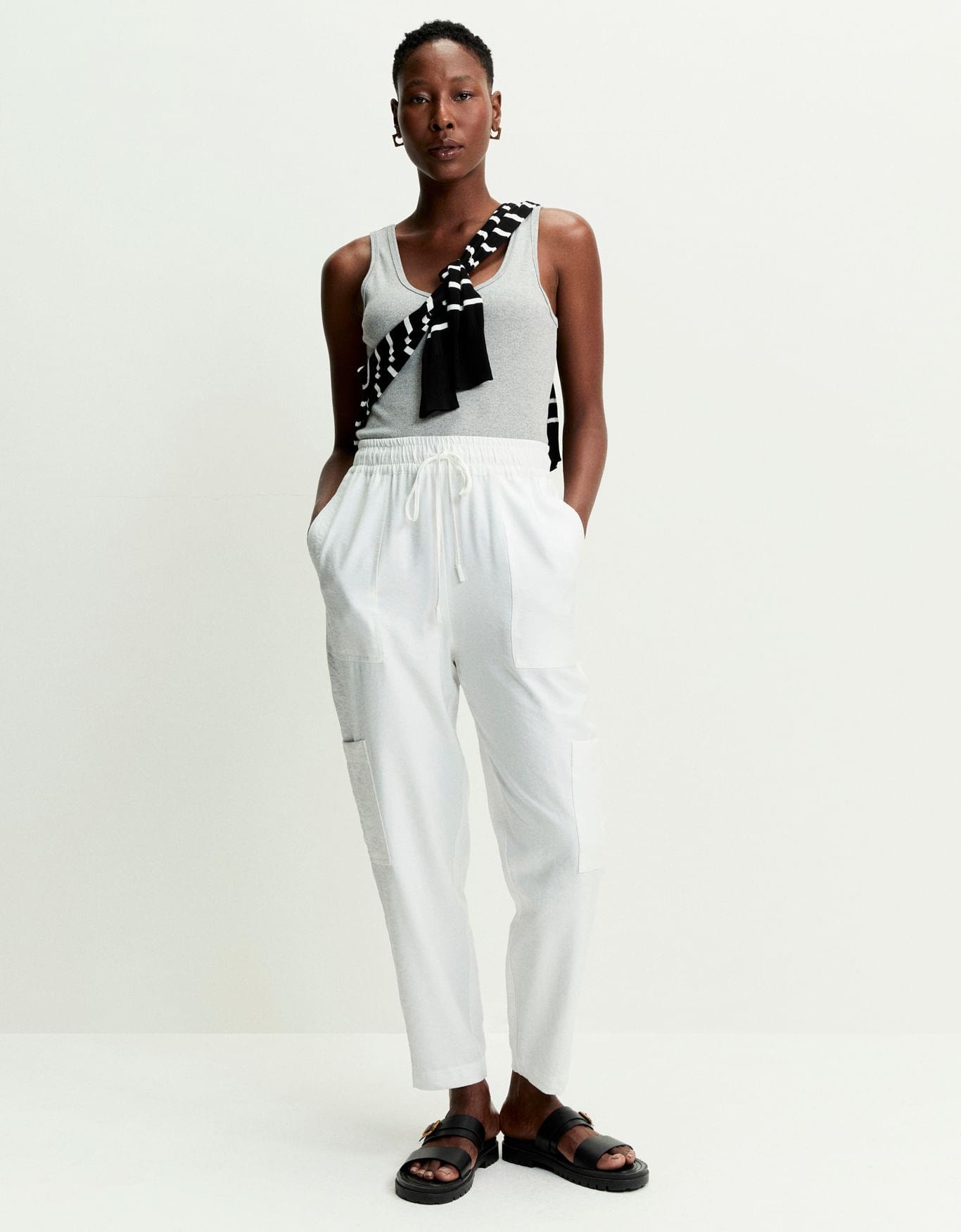 Calça Slim Com Bolsos