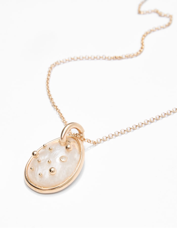 Shoulder — Colar Longo Resina Perolada