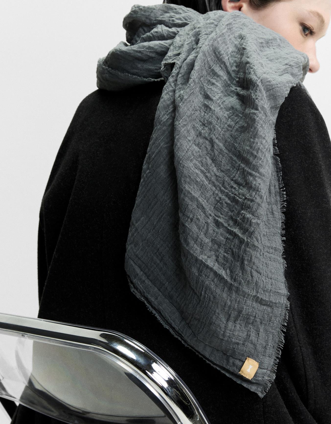 Lenço Leve Com Fio De Lurex Cinza