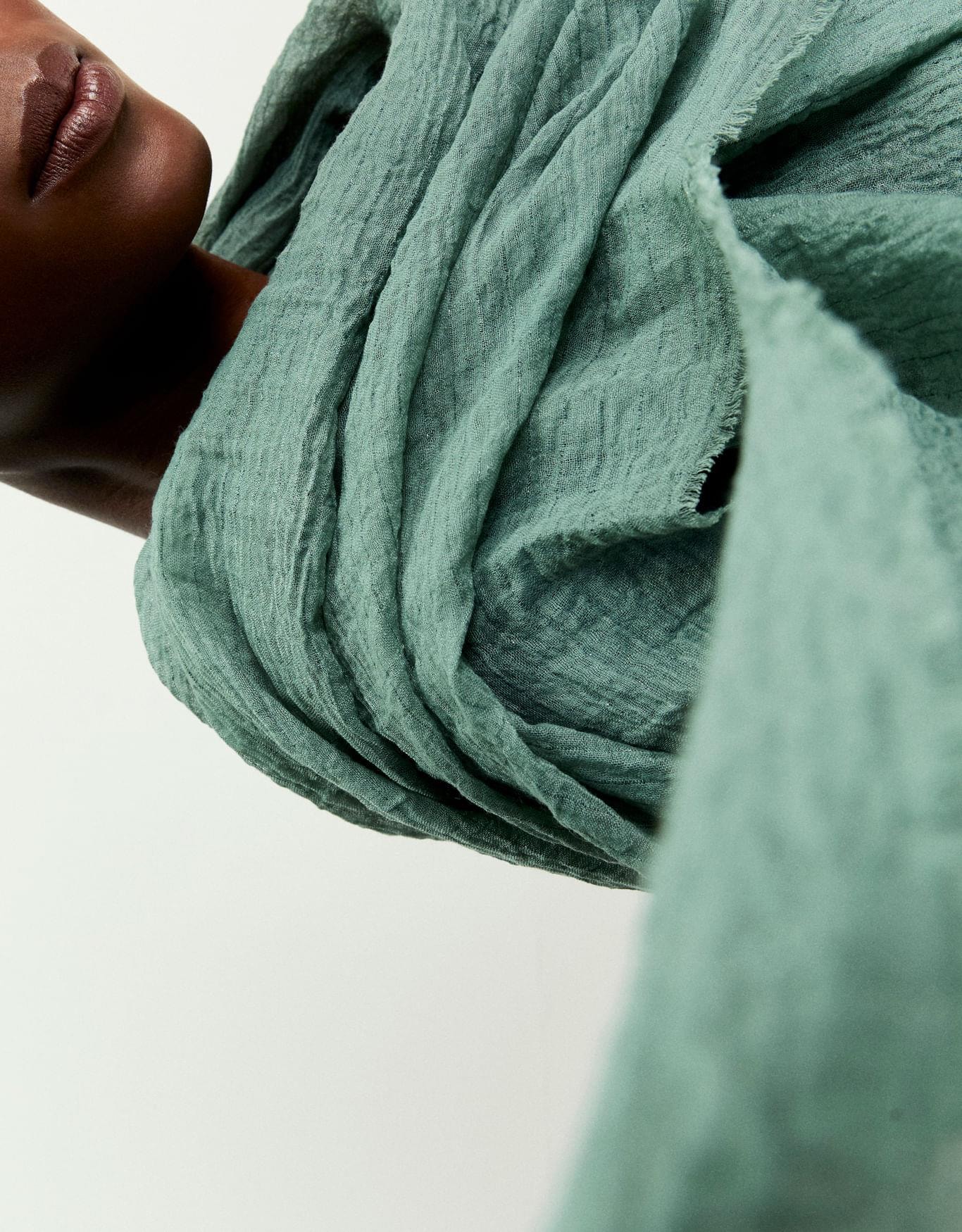 Lenço Leve Com Fio De Lurex Verde