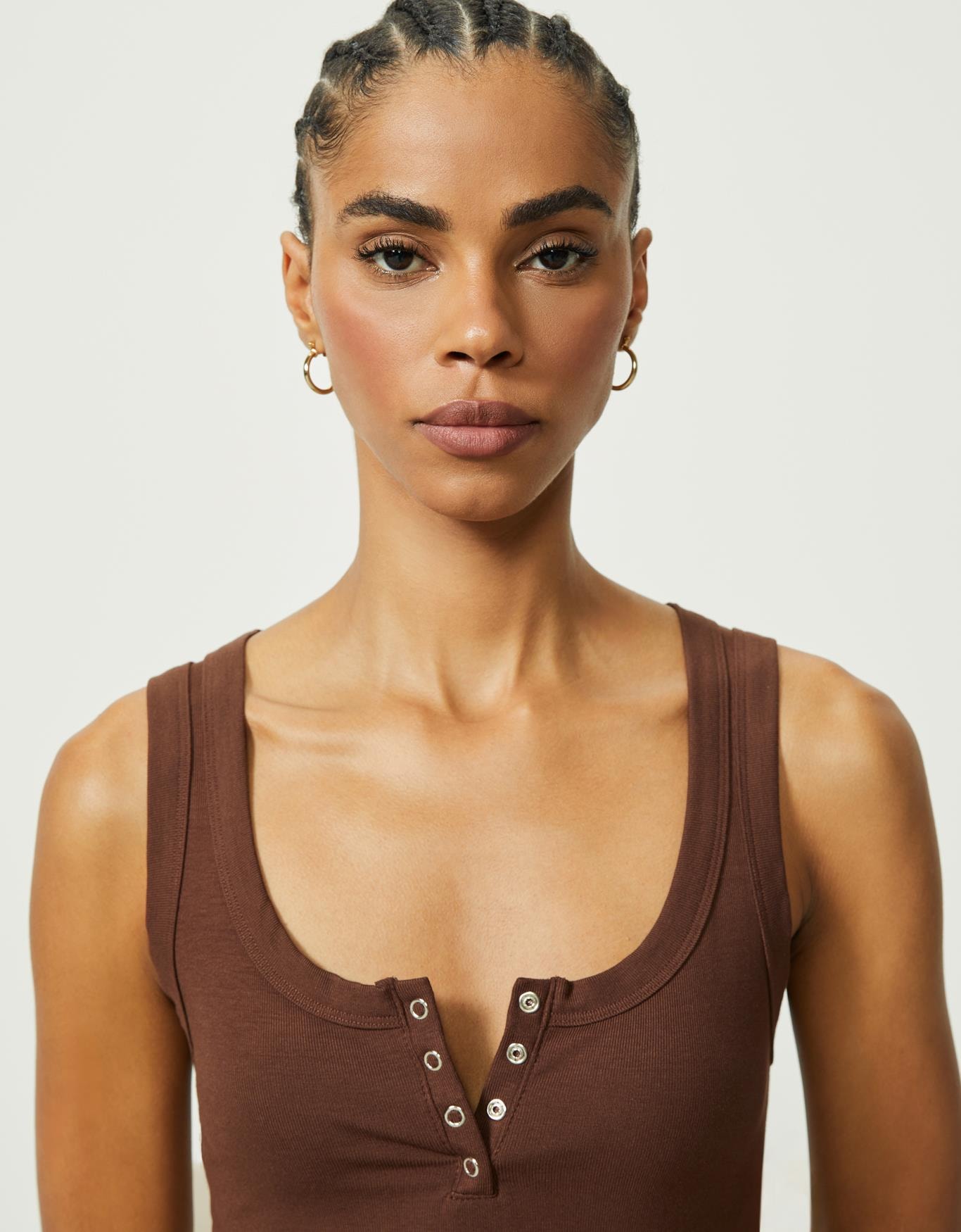 Regata Malha Canelada Botões Marrom