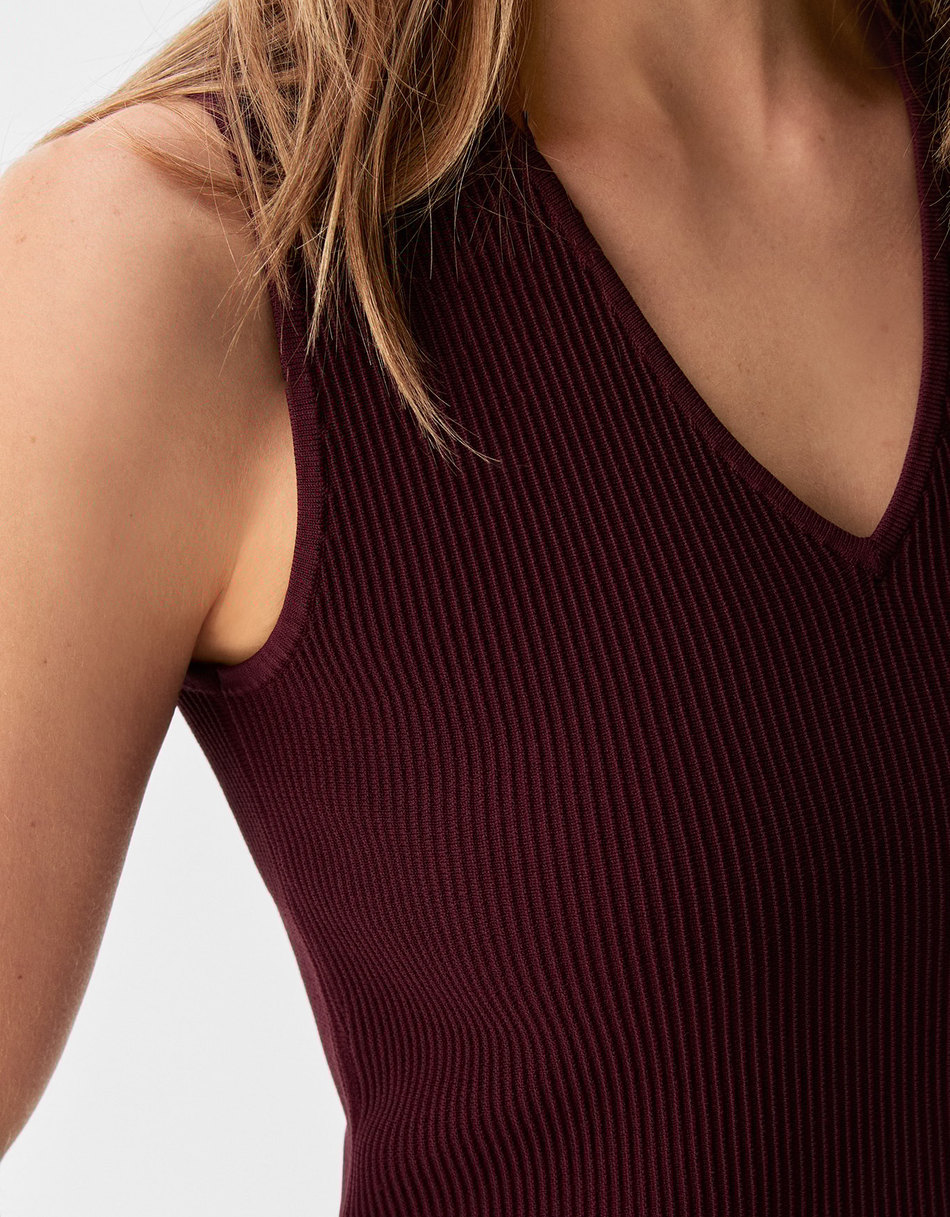 Regata Tricot Estruturada Decote V 360