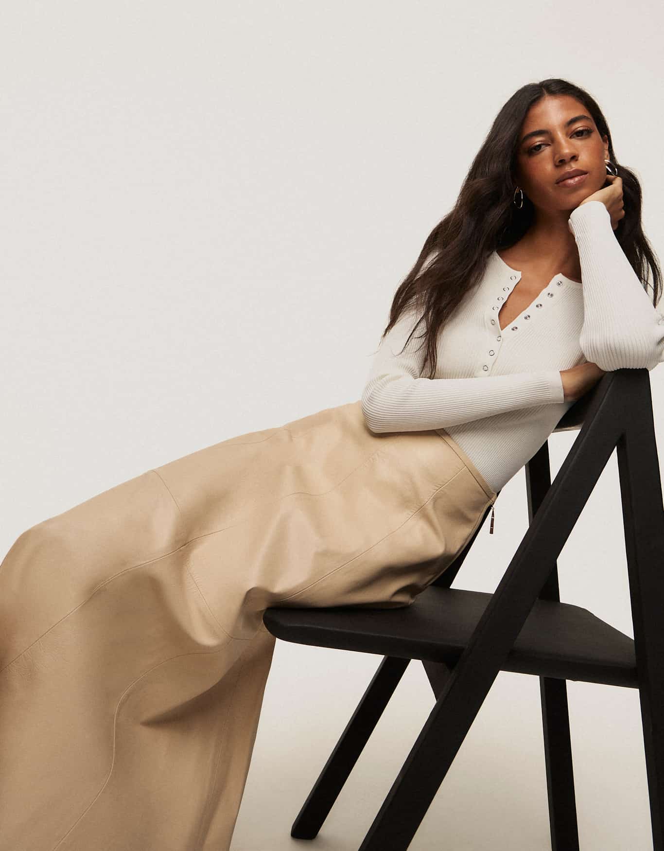 Saia Evasê Couro Areia