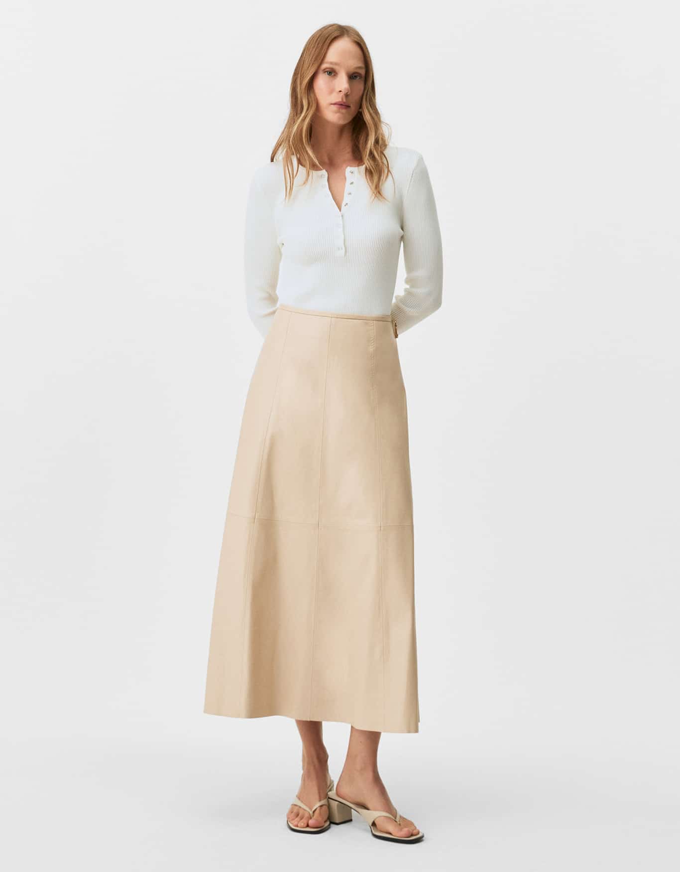 Saia Evasê Couro Areia