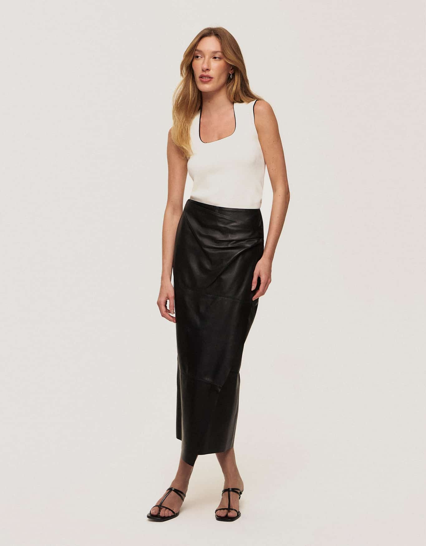 Saia Transpasse Couro Preta