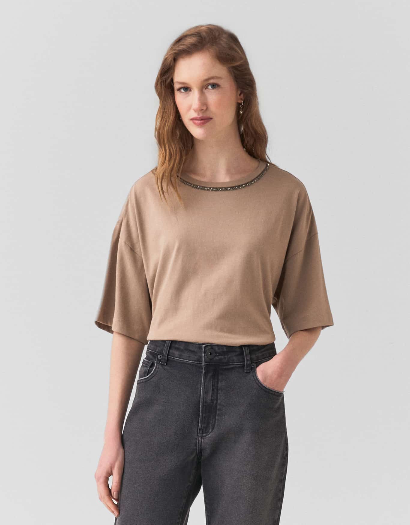 T-Shirt Bordado Decote