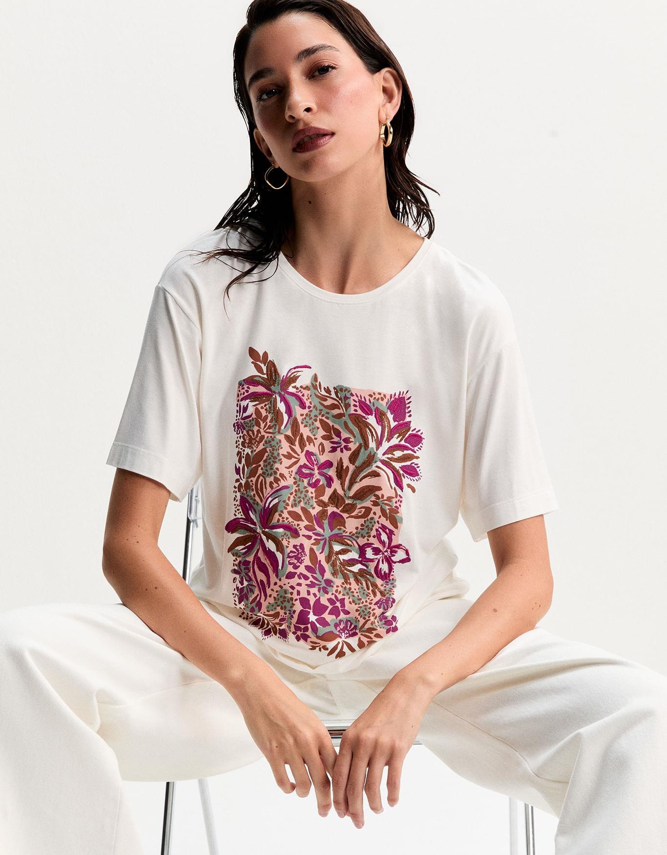 T-Shirt Cartaz Bordado Flores