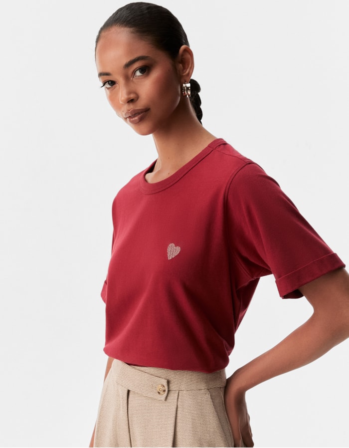 Shoulder — T-Shirt Coração Bordado