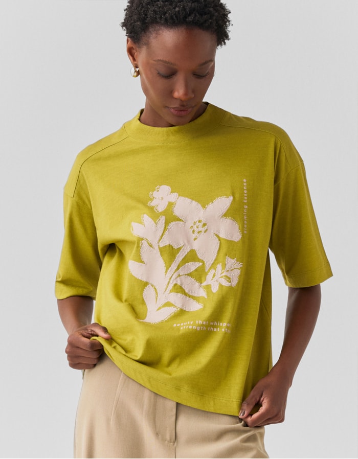 Shoulder — T-Shirt Flor Bordada