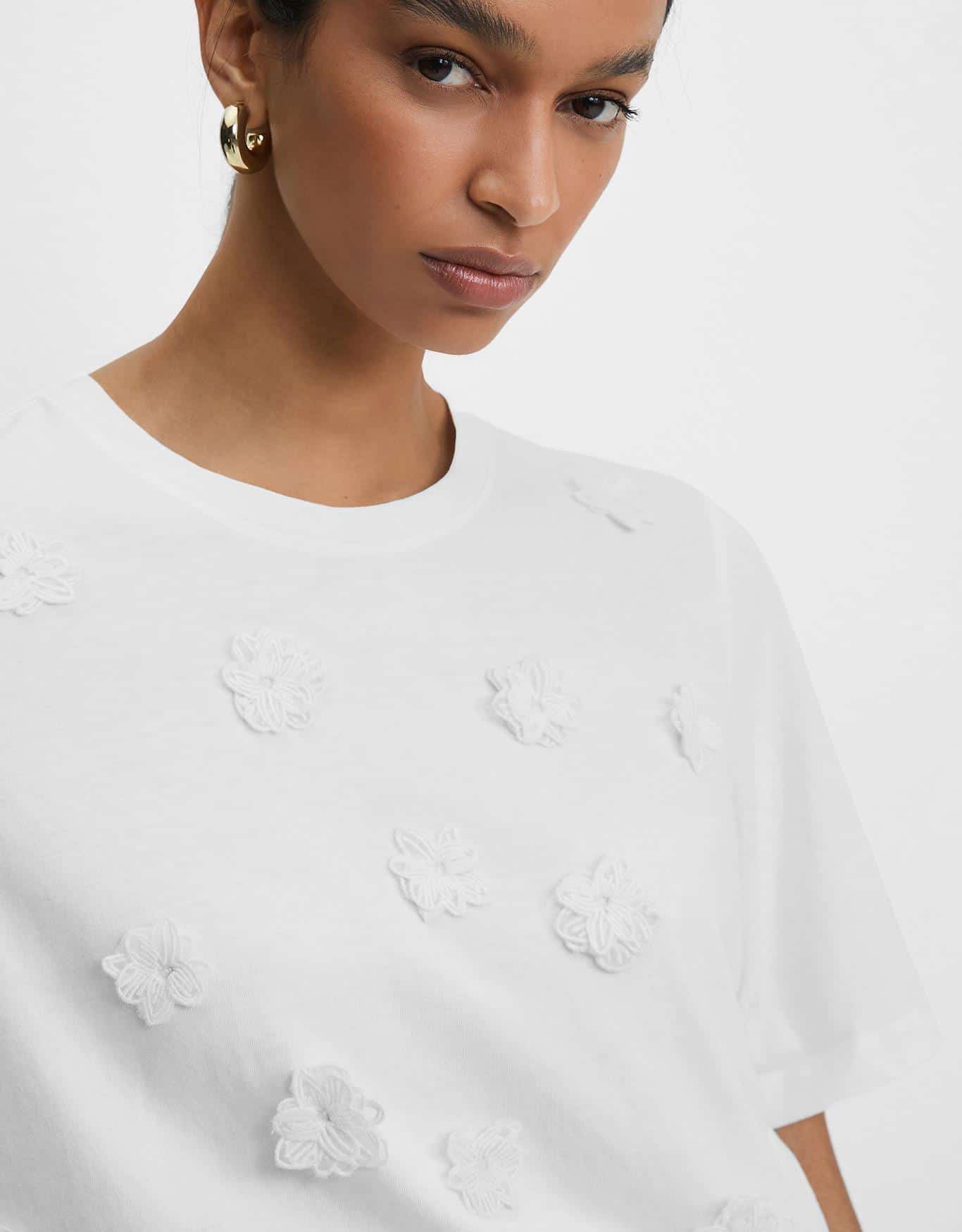 T-Shirt Flor Bordada Relevo