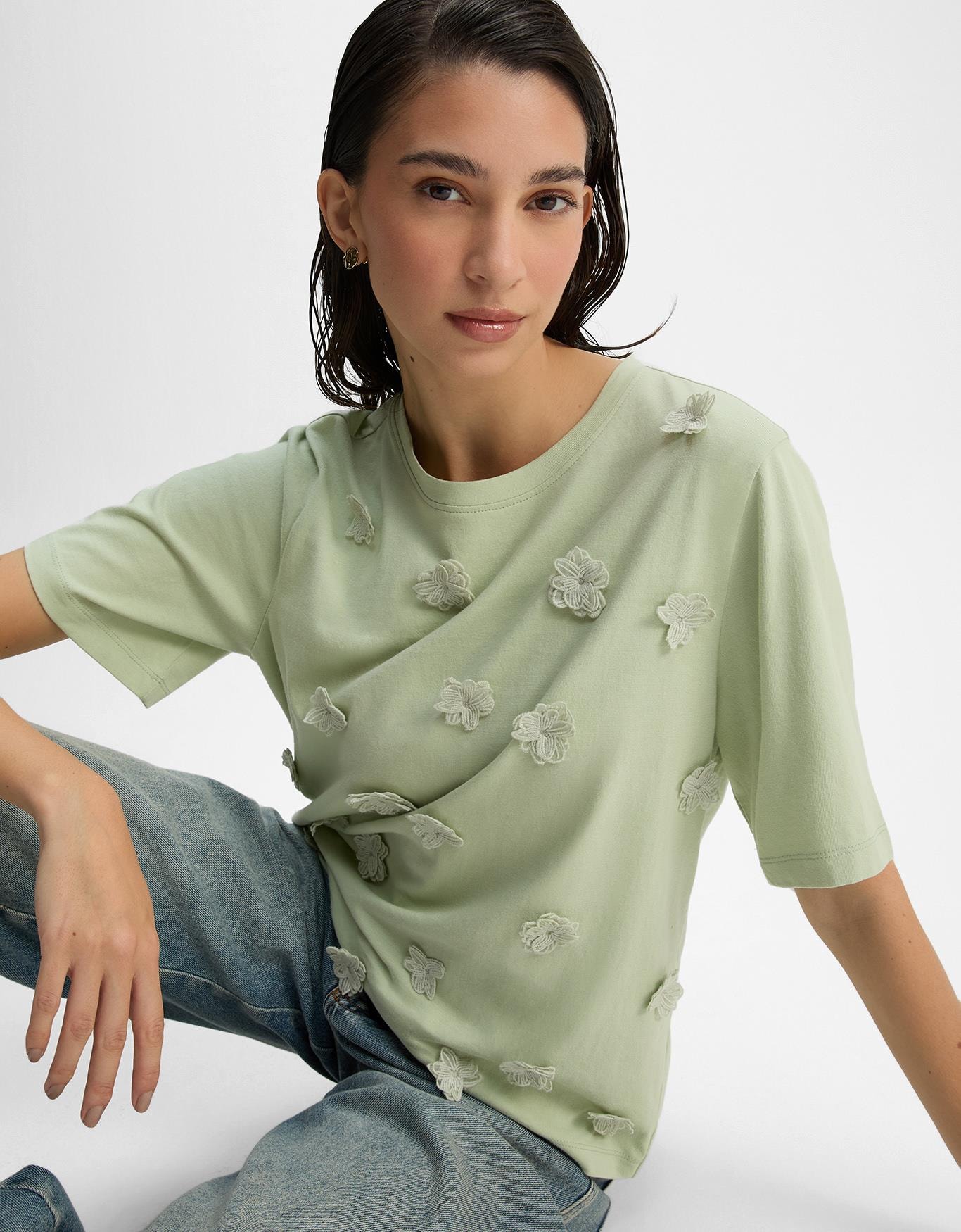 T-Shirt Flor Bordada Relevo