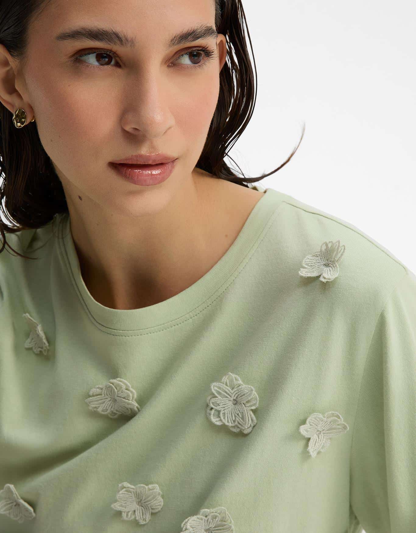 T-Shirt Flor Bordada Relevo