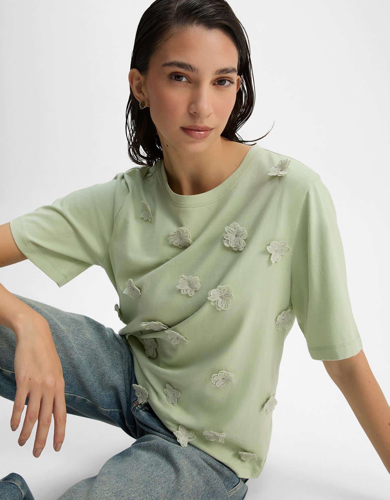 T-Shirt Flor Bordada Relevo