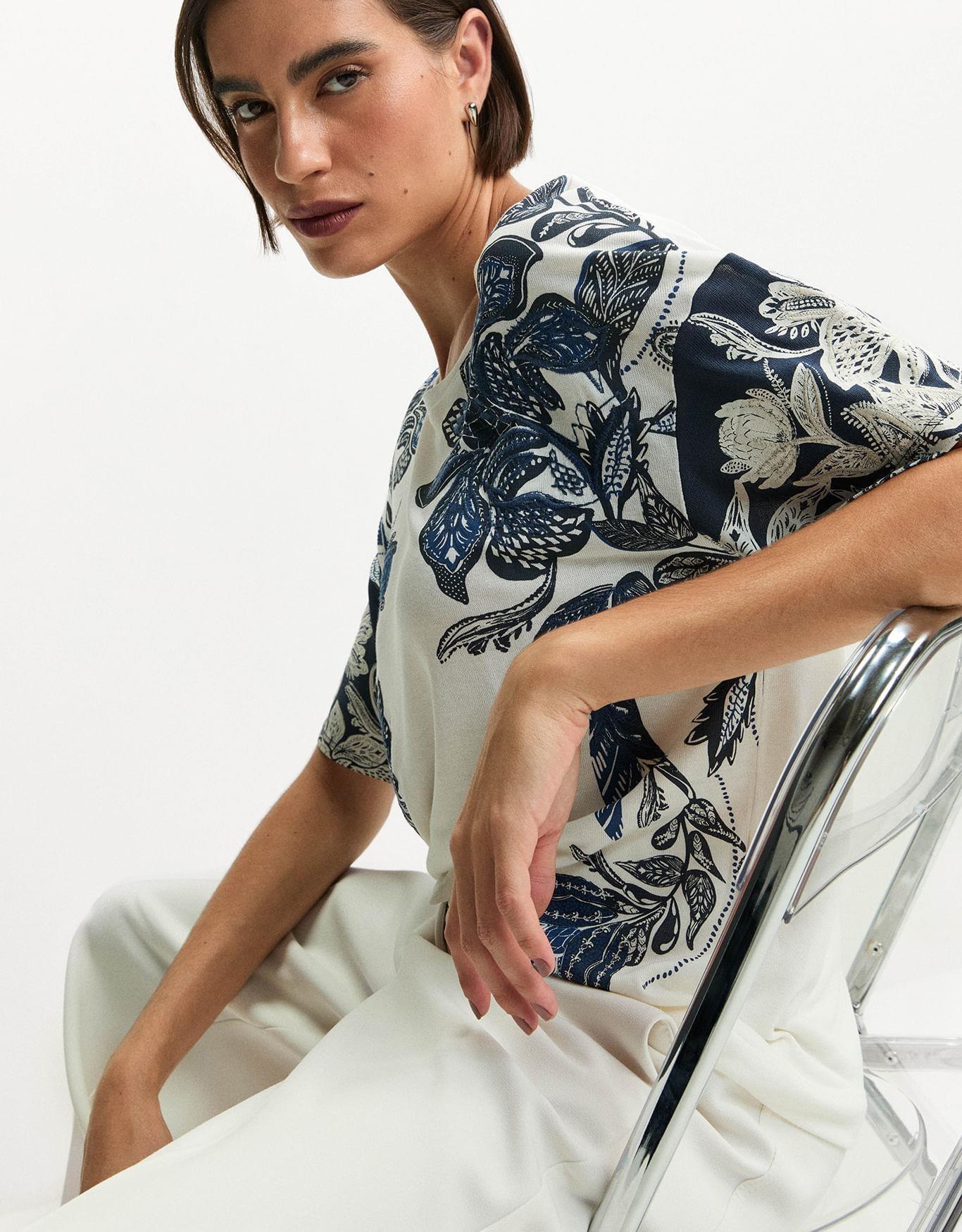 T-Shirt Floral Bicolor Bordado