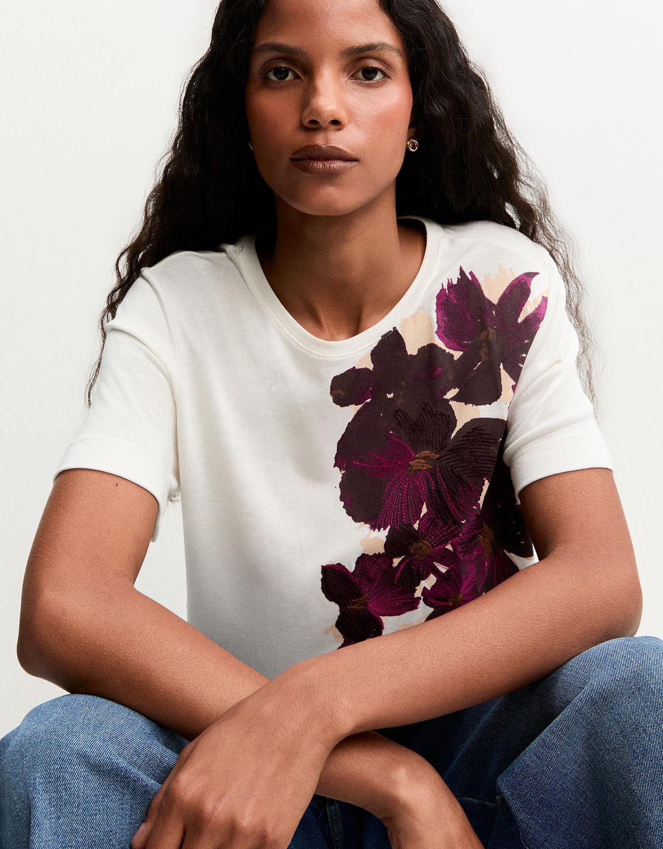 T-Shirt Floral Bordado Lateral
