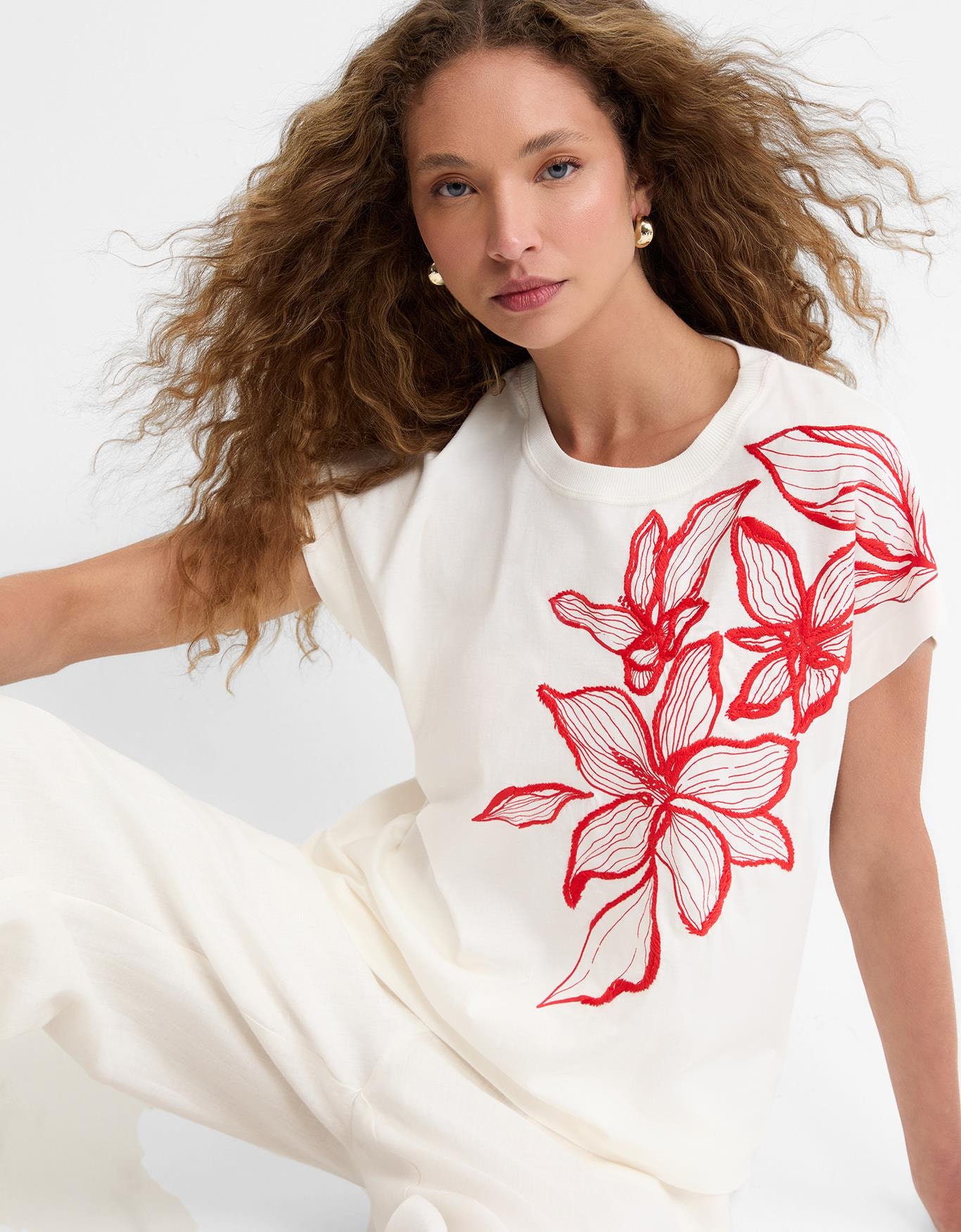 T-Shirt Floral Contorno Bordado