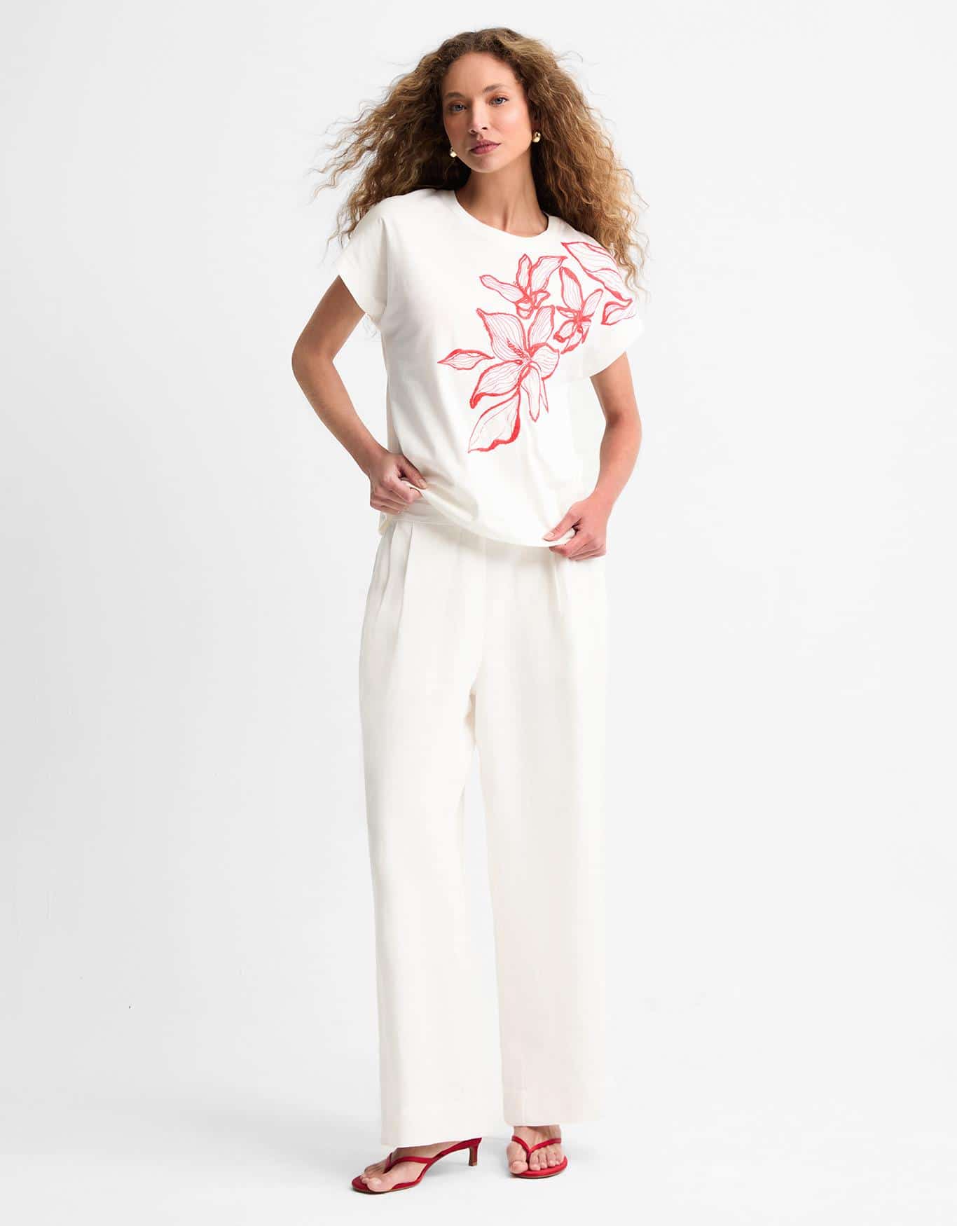 T-Shirt Floral Contorno Bordado