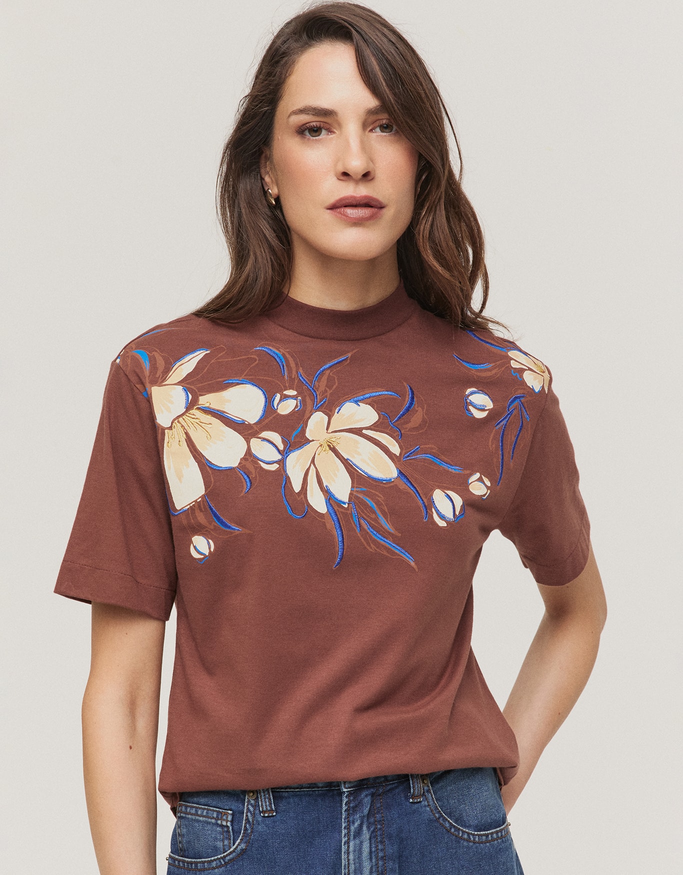 T-Shirt Floral Noite Bordada