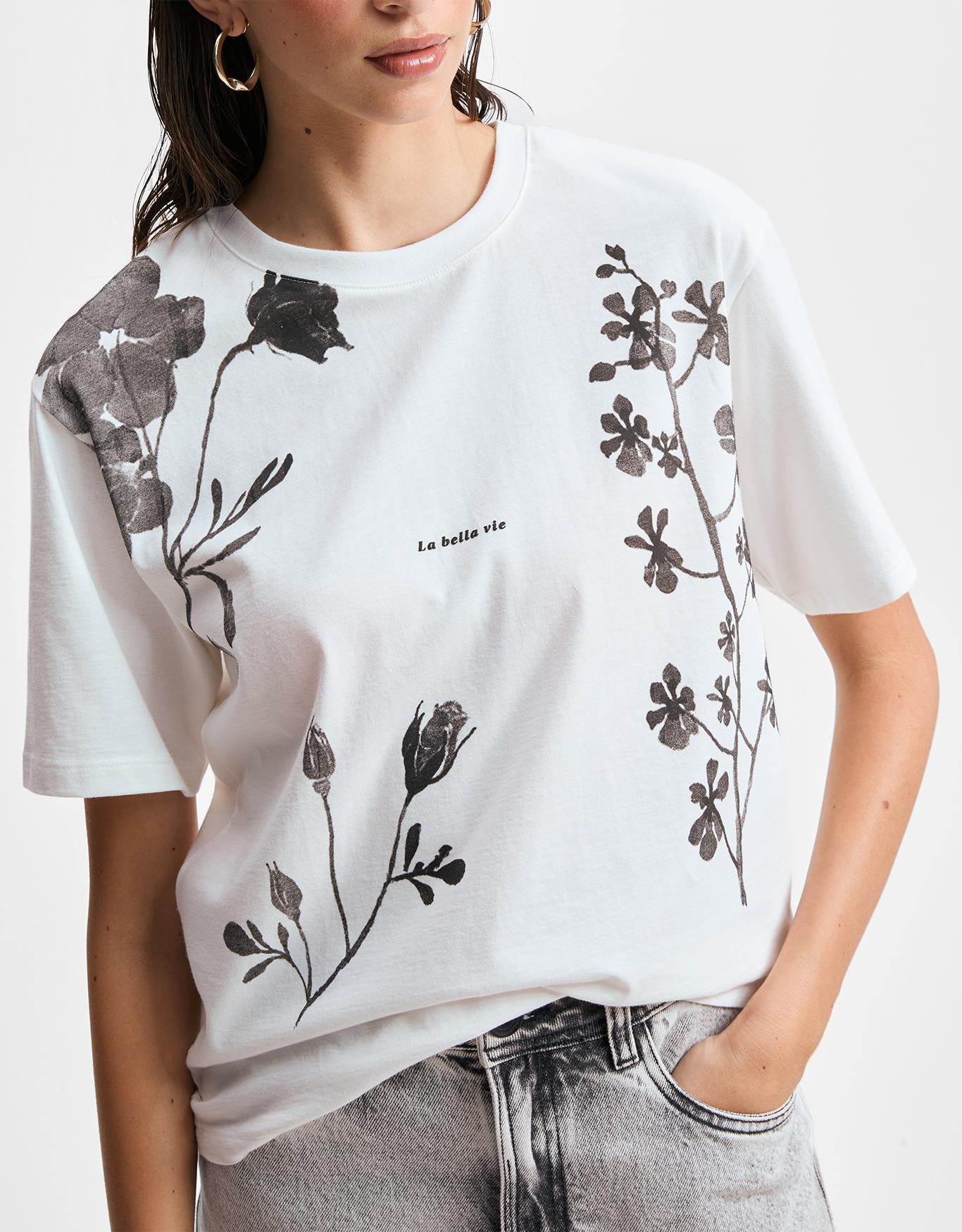 T-Shirt Floral Preto e Branco
