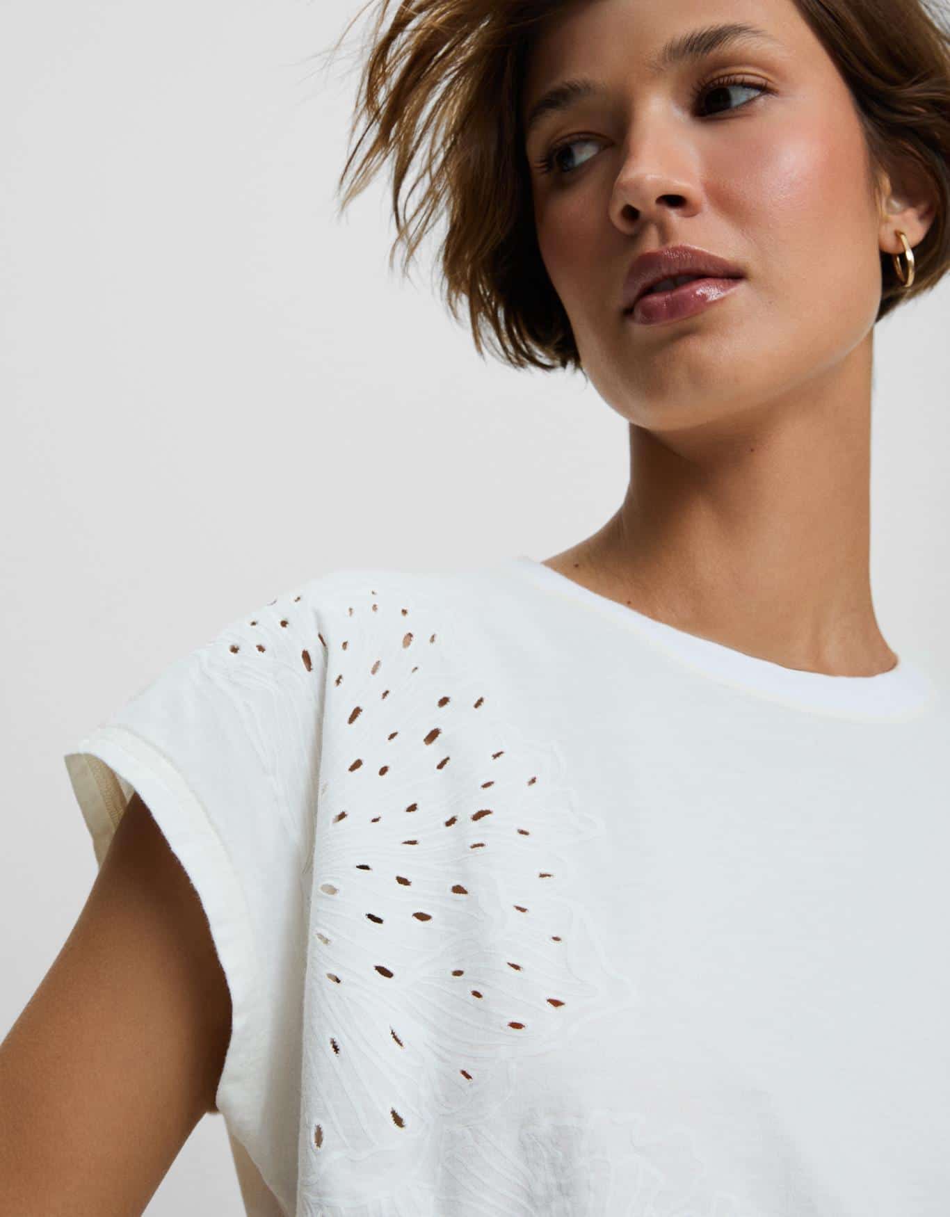 T-Shirt Floral Vazado