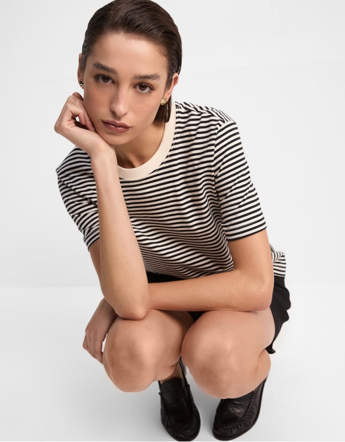 Shoulder — T-Shirt Listrada Manga Curta Preta