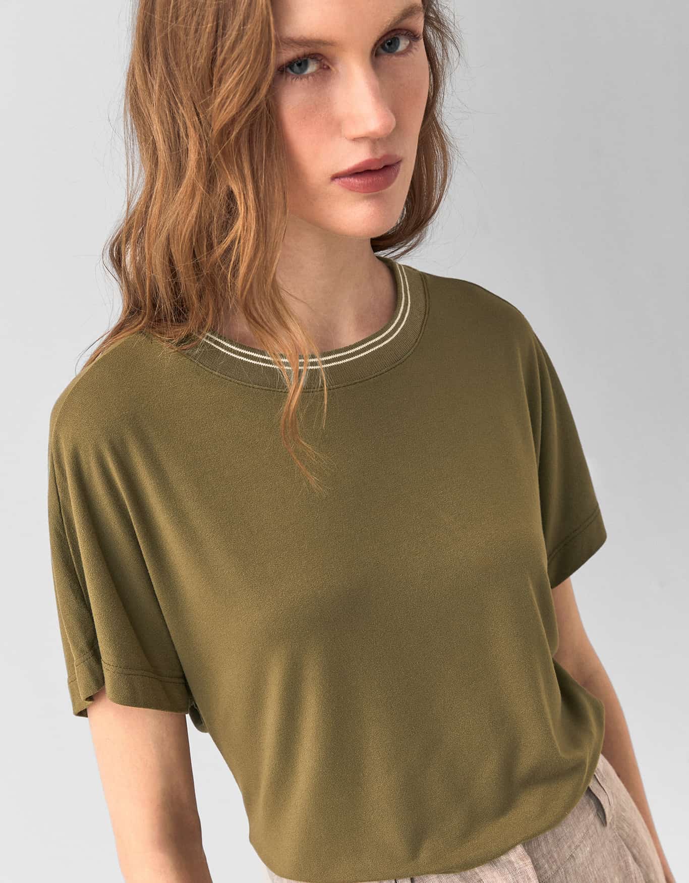 T-Shirt Retilínea Decote