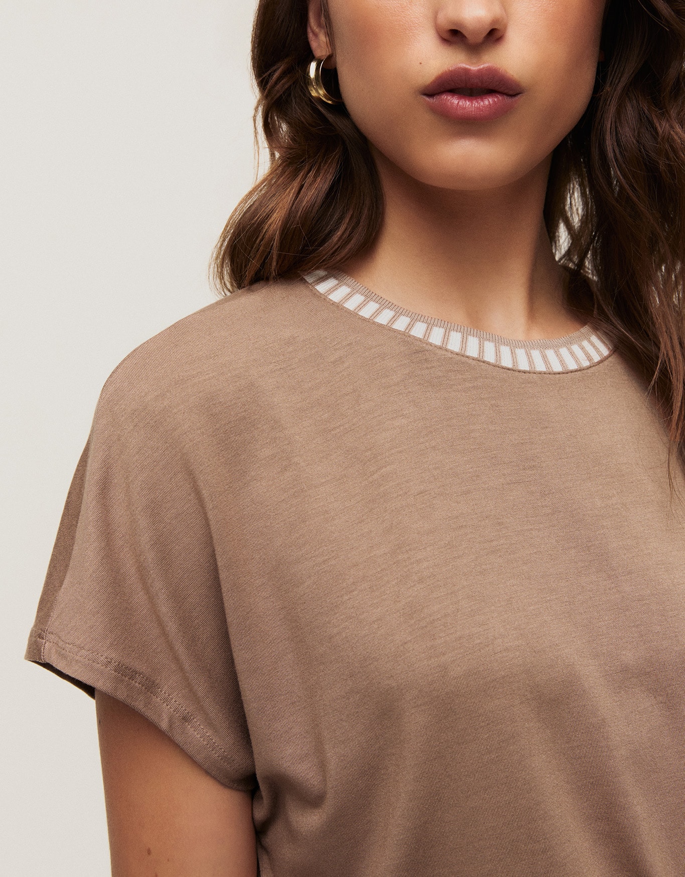 T-Shirt Retilínea Detalhe Bicolor