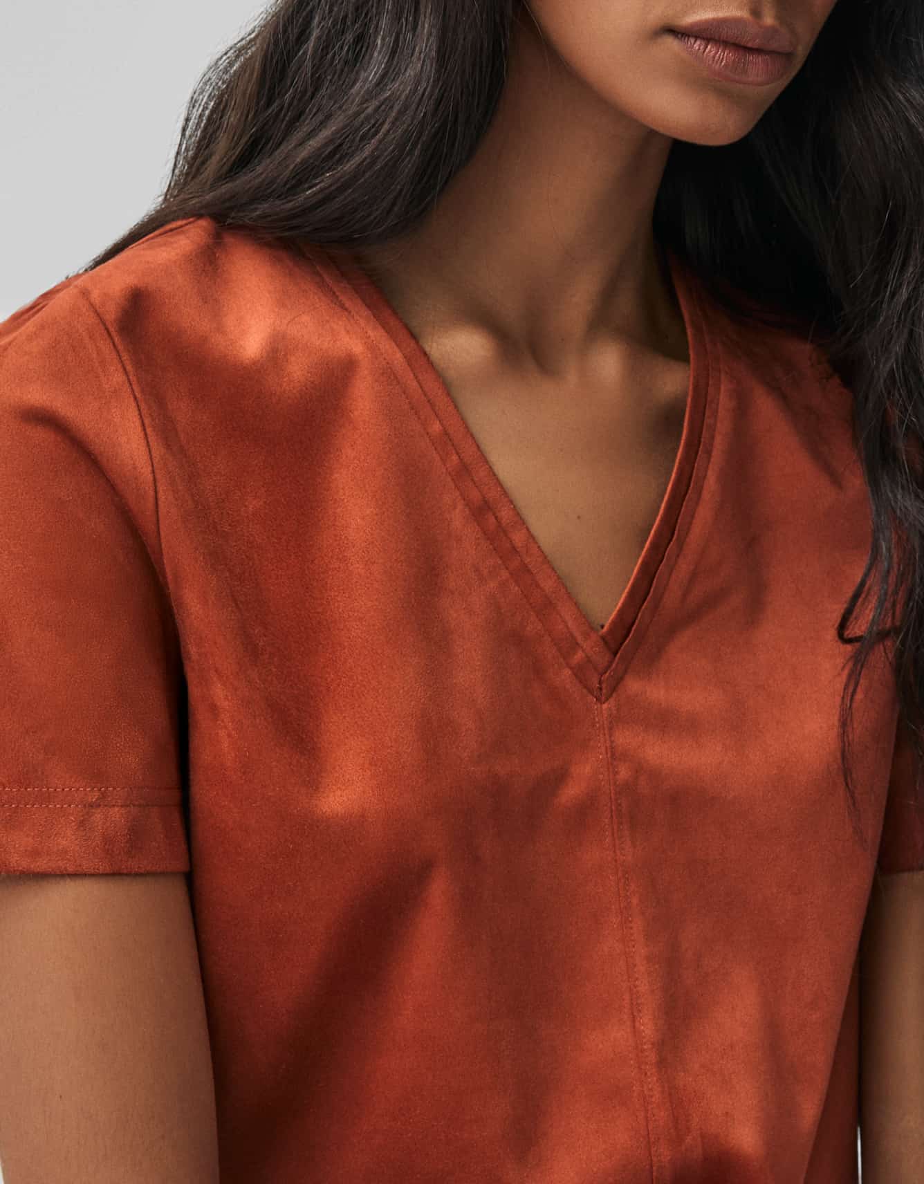 T-Shirt Suede Decote v Laranja