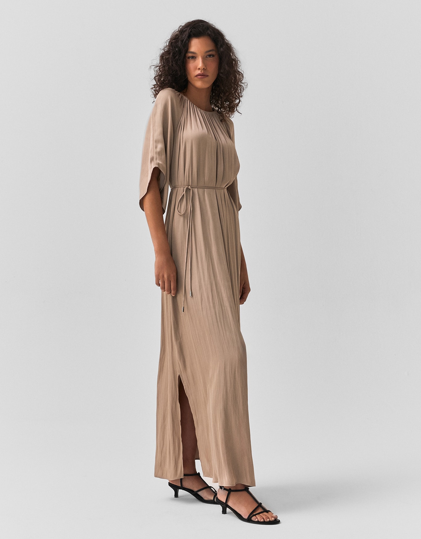 Vestido Acetinado Manga Curta