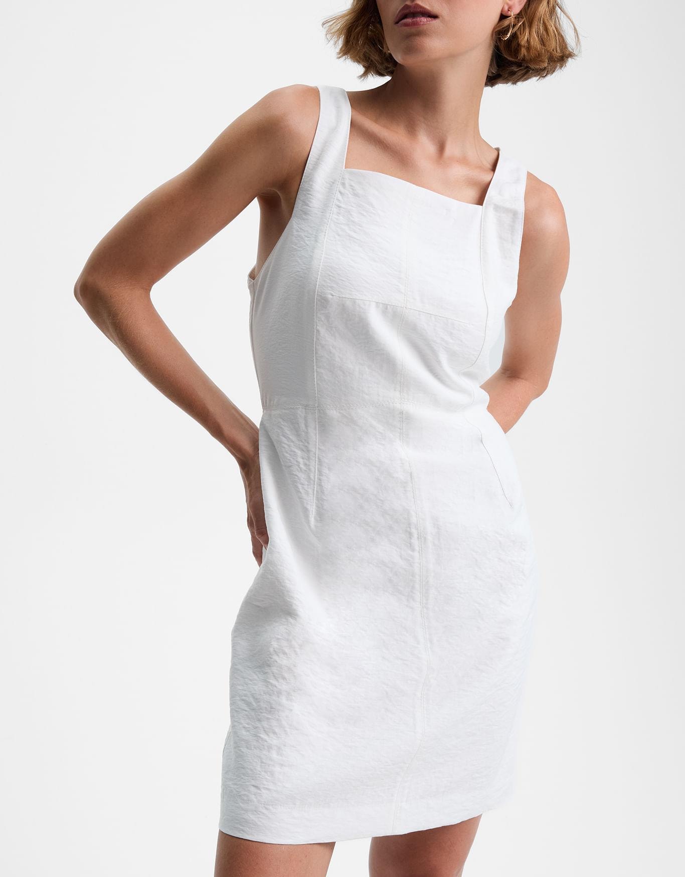 Vestido Curto Recortes